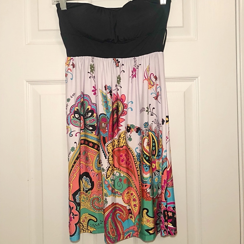 ☘️☘️☘️☘️Light and airy bright strapless dress.